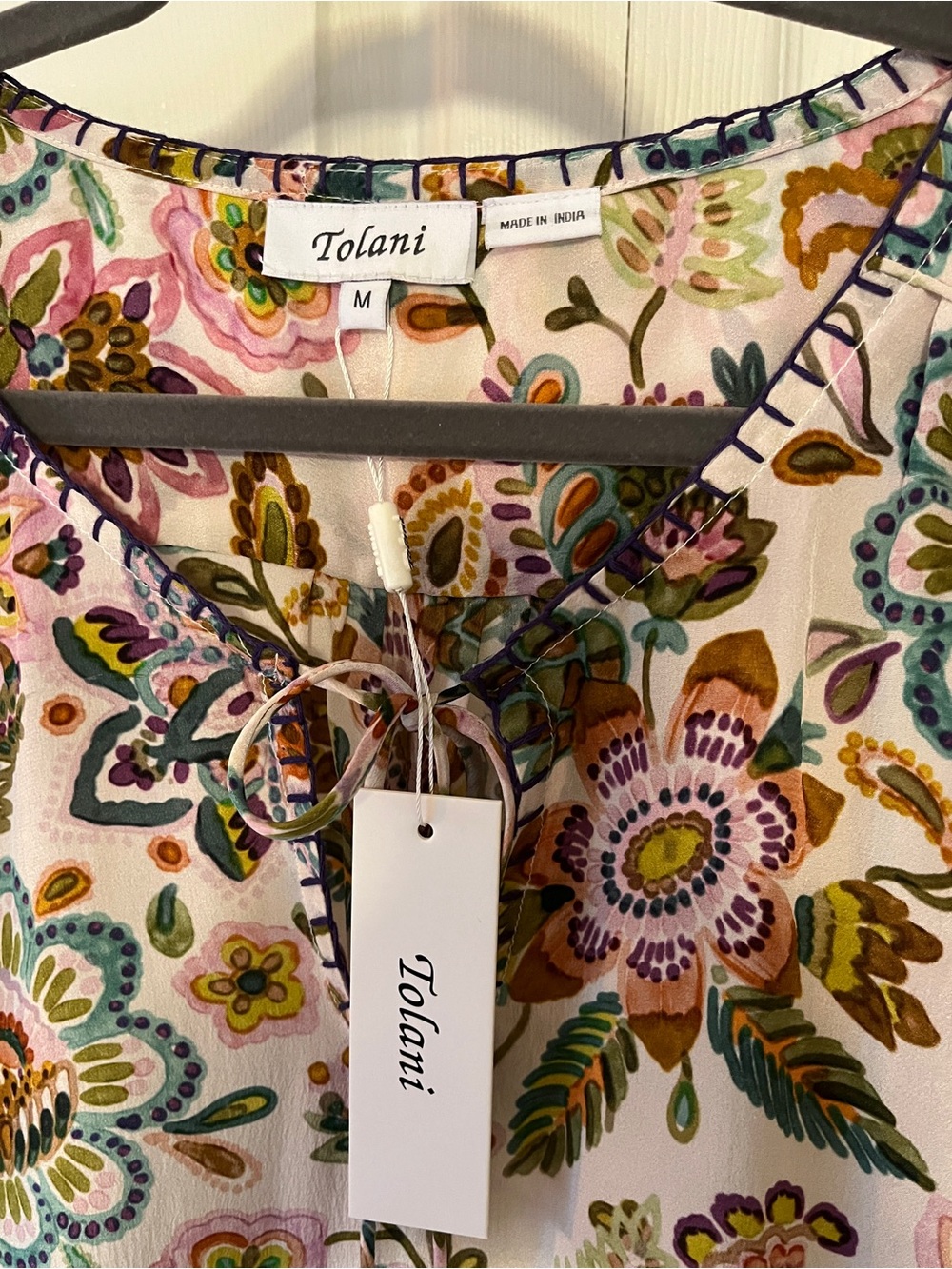 NWT. Tolani 100% silk Janessa Tassel Tie-Front Floral Blouse in Pink / Purple - Picture 3 of 11